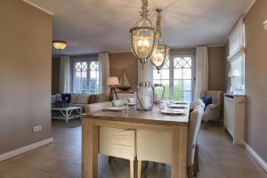 a kitchen and living room with a dining room table at Reethuus Alt Wrixum in Wrixum