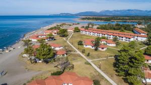 eine Luftaufnahme eines Resorts am Wasser in der Unterkunft FKK Ada Bojana in Ulcinj