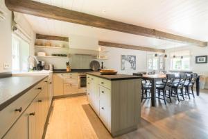 cocina con mesa y sillas en una habitación en Ruem Hart, en Alkersum