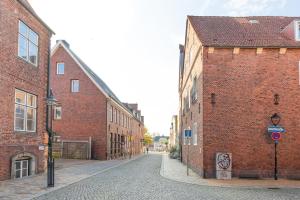 an empty street between two brick buildings at Ankerliebe in Husum