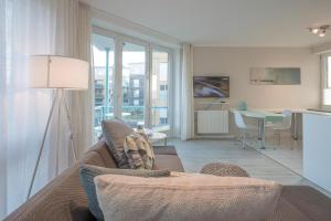 a living room with a couch and a table at Waterkant in Husum