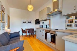 Una cocina y una sala de estar con un sofá y una mesa. en Finest Retreats - Peak Dale Apartment, en Matlock 11 fotos más