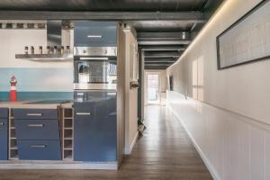 eine Küche mit blauen Schränken und einem Herd im Zimmer in der Unterkunft Matthis Skipperhuus in Husum