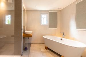 Ένα μπάνιο στο Ferienhaus Broderswarft