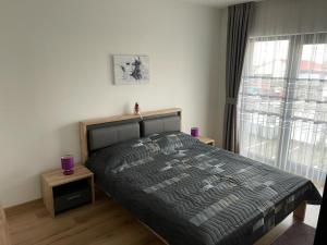Un pat sau paturi într-o cameră la cosy apartment II