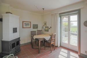 a dining room with a table and a fireplace at Reethus Jan in Husum