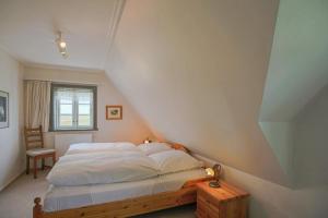 フーズムにあるReethus Janのベッドルーム1室(白いシーツ付きのベッド1台、窓付)