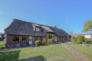 an old house with a thatched roof at Schmucke Stuuv in Rantrum