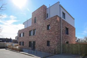 a brick building with a metal roof on top of it at Ankerzeit in Husum