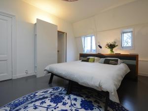 1 dormitorio con 1 cama y alfombra azul y blanca en Het Blauwe Uur, en Nijmegen