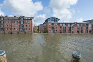 een grote hoeveelheid water voor een bakstenen gebouw bij Hafenblick in Husum