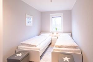 two beds in a room with stars on the walls at Krokusliebe in Husum +4 photos
