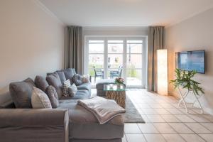 a living room with a couch and a table at Lütte Jung in Husum