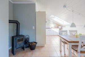 cocina y comedor con fogones en una habitación en Alte Wassermuehle Am Bach, en Bredstedt