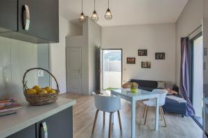 卡爾維的住宿－Casa Sol location de vacances indépendante à Calvi moins de 2km plage，厨房以及带桌椅的起居室。
