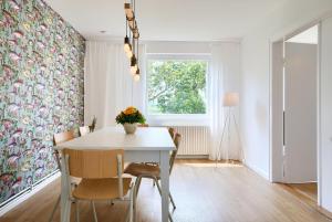 een eetkamer met een tafel en stoelen en een raam bij _Kleine Pause_ in Riepsdorf