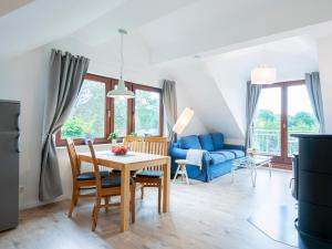 eine Küche und ein Wohnzimmer mit einem Tisch und Stühlen in der Unterkunft Lieblingsort Leichtigkeit in Timmendorfer Strand