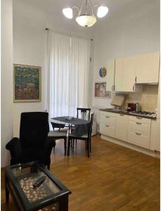 een woonkamer met een tafel en een keuken bij IN FRONT OF COLISEUM 3 in Rome