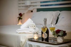 Posteľ alebo postele v izbe v ubytovaní Hotel Calypso