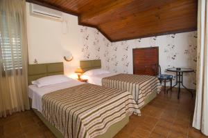 Tempat tidur dalam kamar di Rooms & Apartments Boskovic
