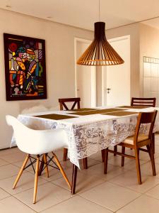 una sala da pranzo con tavolo e sedia di Beach Front Apartment near Beach Park a Fortaleza