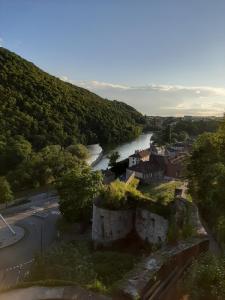 - une vue aérienne sur une rivière et une ville dans l'établissement Hotel Régina, à Besançon