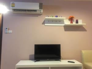 Μια τηλεόραση ή/και κέντρο ψυχαγωγίας στο Bluroc Hua Hin Apartment +3 φωτογραφίες
