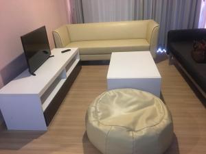 Μια τηλεόραση ή/και κέντρο ψυχαγωγίας στο Bluroc Hua Hin Apartment