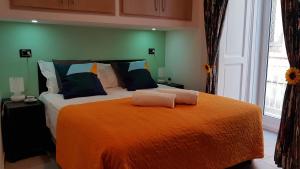 ナポリにあるLuma Houseのベッドルーム1室(オレンジ色の毛布付きのベッド1台付)