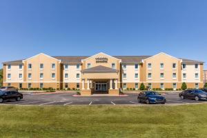 a large building with cars parked in a parking lot at Comfort Inn & Suites Bryant - Benton in Bryant