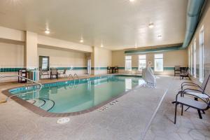 uma grande piscina num quarto de hotel em Comfort Inn & Suites Bryant - Benton em Bryant