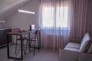 Posezení v ubytování Korpa Deli Rooms SPA