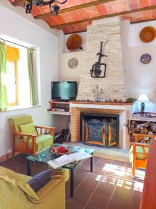 a living room with a fireplace and a table at Alojamiento Rural Medios Panes in Puerto Alto