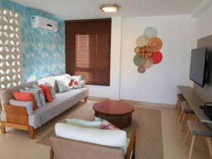 プライア・ド・フォルテにあるLoft Ibiza, Praia do Forteのソファとテーブルのあるリビングルーム