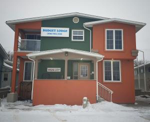 a building with a guest house in the snow at BUDGET LODGE in Saskatoon