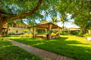 a gazebo in the middle of a yard at Pousada Canto do Sol in Barra Grande