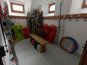 ein Zimmer mit Skiern und Skiausrüstung darin in der Unterkunft Chesa La Cuntainta - Sils Maria in Sils Maria