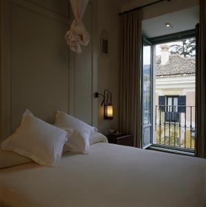 ラ・グランハ・デ・サン・イルデフォンソにあるパラドール デ ラ グランハのベッドルーム1室(ベッド1台、大きな窓付)