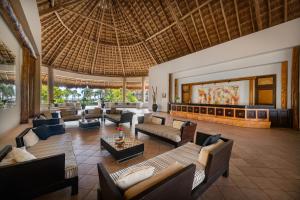 una gran sala de estar con sofás y un gran techo. en Catalonia Riviera Maya Resort & Spa- All Inclusive, en Puerto Aventuras