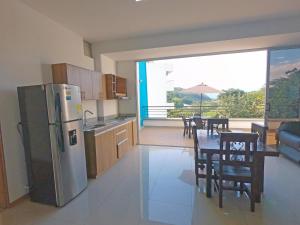 サン・ヘロニモにあるHermoso Apartamento en San Jerónimo 3 Habitaciones PS121の冷蔵庫と椅子付きのテーブルがあるキッチン