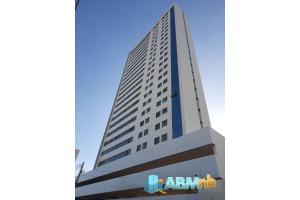 een hoog gebouw met een Amazon-logo ervoor. bij Ed. Manoel Cordeiro - Stúdio Meu aconchego II in Caruaru