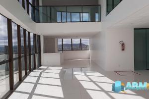 une chambre avec de grandes fenêtres et une table dans un bâtiment dans l'établissement Ed. Manoel Cordeiro - Stúdio Meu aconchego II, à Caruaru