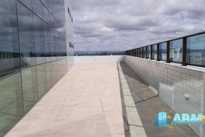 een loopbrug op het dak van een gebouw bij Ed. Manoel Cordeiro - Stúdio Meu aconchego II in Caruaru +1 foto