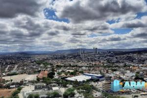 een luchtzicht op een stad onder een bewolkte hemel bij Ed. Manoel Cordeiro - Stúdio Meu aconchego II in Caruaru