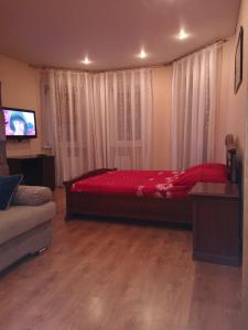 クルスクにあるApartament on Karla Libknekhta Streetのベッドルーム(赤いベッド1台、テレビ付)