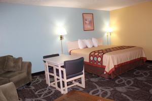Tempat tidur dalam kamar di Super 8 by Wyndham Nephi
