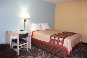 Tempat tidur dalam kamar di Super 8 by Wyndham Nephi