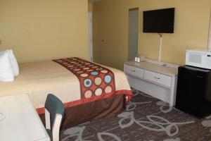 Tempat tidur dalam kamar di Super 8 by Wyndham Nephi