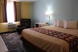 Tempat tidur dalam kamar di Super 8 by Wyndham Nephi