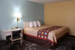 Tempat tidur dalam kamar di Super 8 by Wyndham Nephi